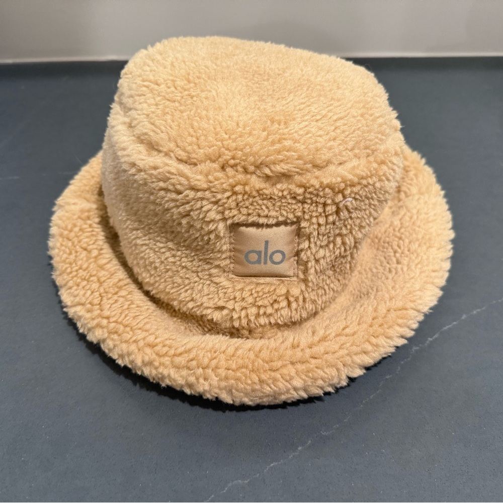 Alo yoga foxy Sherpa bucket hat
